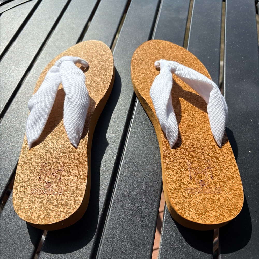 NWT Women’s Kualilu Tan and White Flip Flops